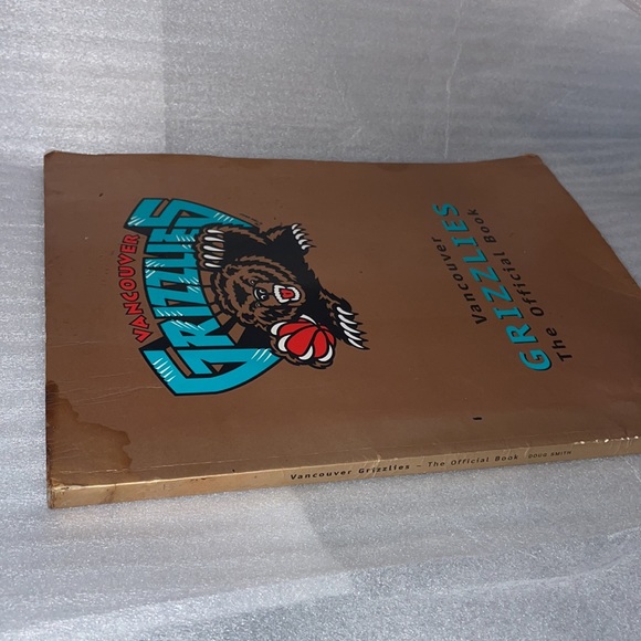Vancouver Grizzlies: The Official Book, Smith, Doug Paper Back - Picture 2 of 12